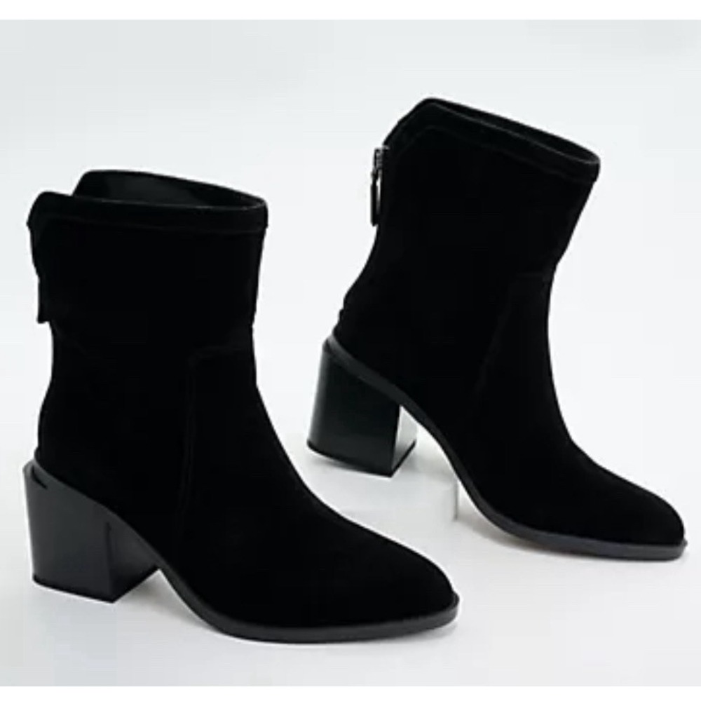 Vince Camuto Kortimy Boots Womens 7 Medium Black Suede Water-Repellent Mid-Shaft